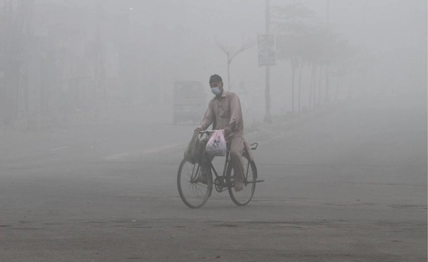วิกฤตฝุ่นปกคลุมเมือง “ปากีสถาน” สั่งปิดถนน “เมืองลาฮอร์” ขึ้นแท่นเมืองมลพิษอันดับ 1