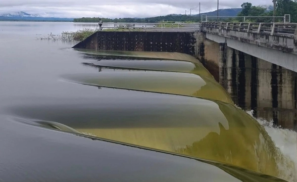 ฝนถล่มสุโขทัย! ทำน้ำล้นสปิลเวย์อ่างเก็บน้ำ