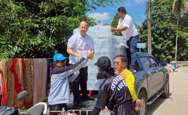 อนุกูลลงพื้นที่สะเดา มอบน้ำกว่า 7,200 ขวดช่วยผู้ประสบภัย