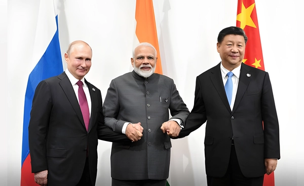 อินเดีย - จีน - รัสเซีย จับมือกระชับสัมพันธ์ ตอกหน้าสหรัฐฯ หลังถูกบีบหนักจากภาษี "ทรัมป์"  