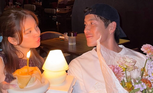 วันเกิด อาเล็ก ยิ้มแก้มปริ! โบว์ เมลดา กลับจากลอนดอนยกเค้กเซอร์ไพรส์