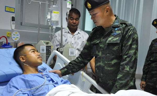 แม่ทัพภาคที่ 2 เยี่ยมให้กำลังใจทหารกล้าช่องบก เหยียบกับระเบิดบาดเจ็บ