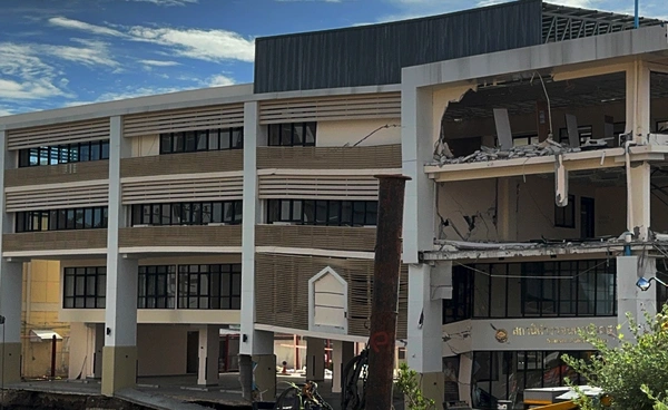 จนท.เร่งรื้อโครงหลังคา สน.สามเสน คุมเข้มความปลอดภัย หวั่นดินทรุดเพิ่ม