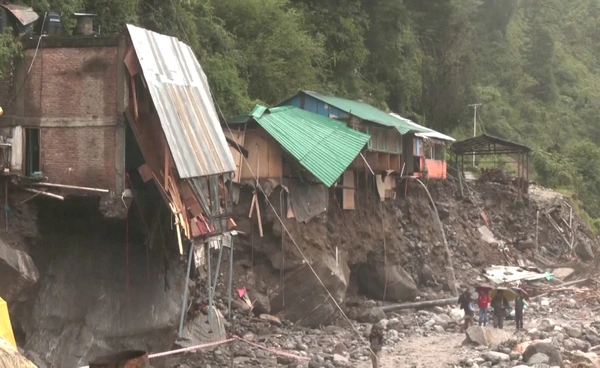 “อินเดีย” อ่วมหนัก ฝนมรสุมทำน้ำท่วม-ดินถล่ม เร่งค้นหาผู้สูญหายเกือบ 10 คน