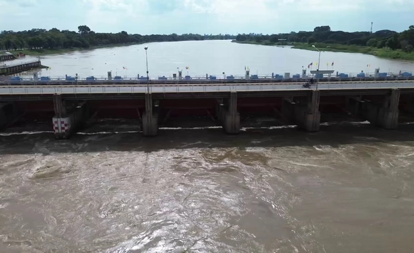 เขื่อนเจ้าพระยา  ตรึงระบายน้ำลงท้ายเขื่อน