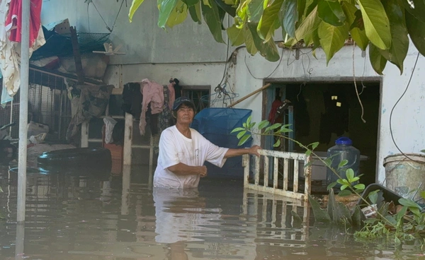 “อ่างทอง” ไม่รอด  น้ำท่วมสูงกว่า 1 เมตร 