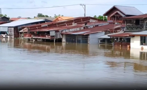 น้ำยมทะลักพื้นที่ ต.สามง่าม น้ำสูงเกือบเท่าปี 54