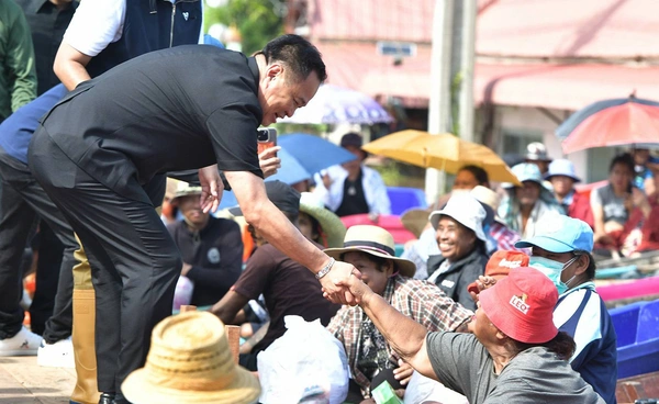 นายกฯ ลงพื้นที่ผักไห่ อยุธยา ขอโทษประชาชนน้ำท่วมยืดเยื้อ เร่งจ่ายเยียวยา