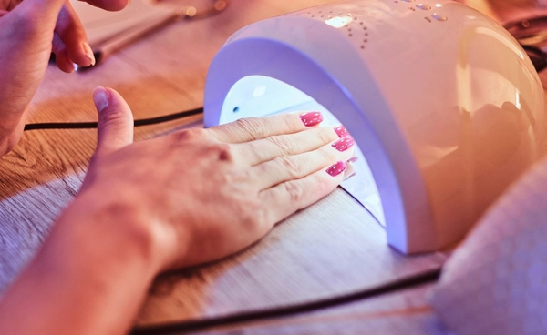 ยุโรปห้ามใช้สารเคมีในยาทาเล็บเจลบางชนิด โดยจัดให้เป็นสารพิษต่อระบบสืบพันธุ์