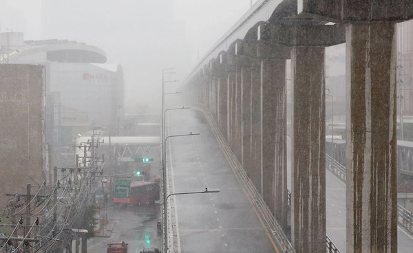 อุตุฯ เตือน “ฝนตกหนัก” ถึง 3 พ.ย. - ปลายสัปดาห์อุณหภูมิลด “อากาศเย็น”