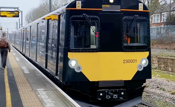 “รถไฟพลังงานแบตเตอรี่” ทำสถิติโลก ชาร์จครั้งเดียววิ่งไกลสุด 322 กิโลเมตร