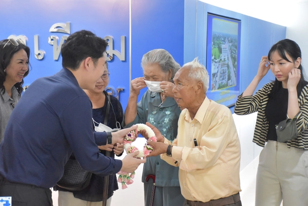 ชื่นชม "คุณตาสมนึก" บริจาคสร้างตึก-เครื่องมือแพทย์ รพ.โพธิ์ทอง มูลค่ารวมกว่า 108 ล้านบาท