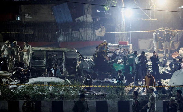 รถยนต์ระเบิดใกล้ป้อมแดง กลางกรุงนิวเดลี อินเดีย เสียชีวิต 8 เจ็บ 11