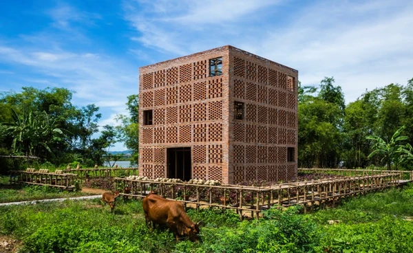 เวียดนามดึงภูมิปัญญาท้องถิ่น สร้างบ้านไม้ไผ่-สตูดิโอก่ออิฐ ต้านภัยธรรมชาติที่แรงขึ้นทุกปี