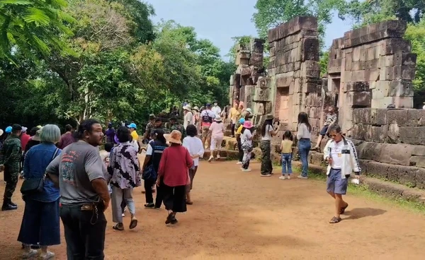 ปราสาทตาเมือนธมนักท่องเที่ยวคึกคัก รับหยุดยาวเข้าพรรษา คาดทะลุ 6 พันคน 