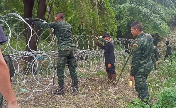 รัฐบาลโต้ข่าว “รื้อลวดหนาม” ไม่เป็นความจริง มีแต่จะวางเพิ่ม