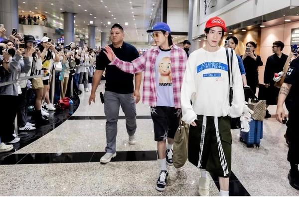 สนามบินแทบแตก แฟนๆแห่ต้อนรับ “บิวกิ้น–พีพี” และทีม “ซองแดงแต่งผี” บินลัดฟ้าสู่ไทเป ร่วมกิจกรรม Cinema Tour