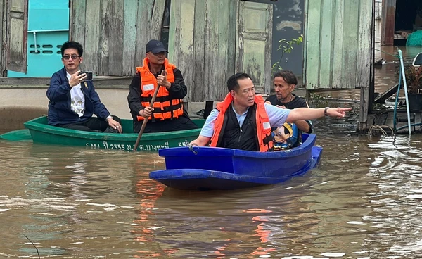 นายกฯ ลงพื้นที่อยุธยา ตรวจน้ำท่วม ย้ำทำงานเป็นทีมแม้มาจากคนละพรรค 