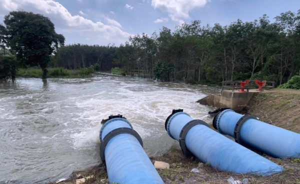 พื้นที่รับน้ำเมืองตรังยังท่วมสูงเกือบ 2 เมตร 