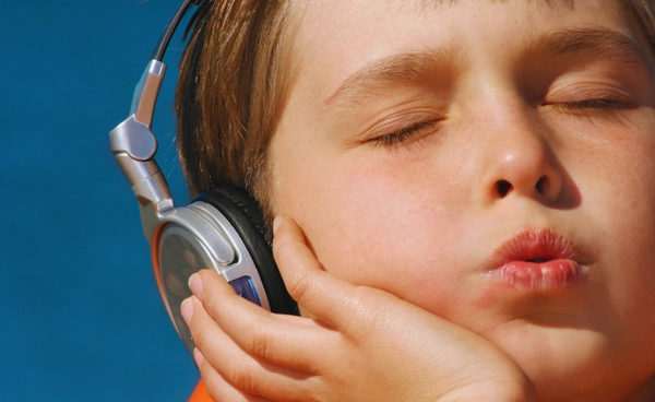 ทำไมการฮัมเพลงช่วยให้โพรงจมูกระบายอากาศได้ดีขึ้น?