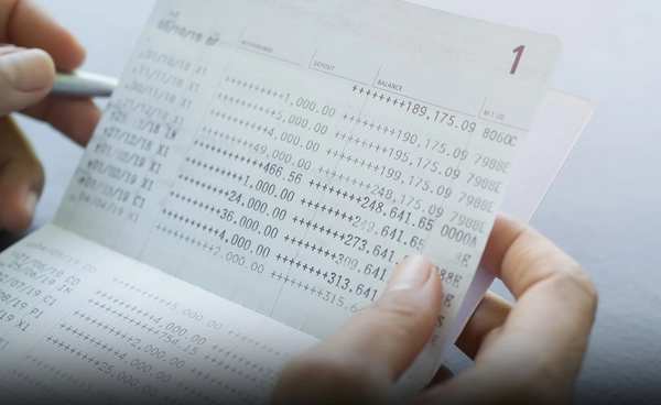 "โบรกฯ" มองอายัดบัญชี ปัจจัยลบ "หุ้นแบงก์" เล็กน้อย คนแห่ถอนเงินกระทบเชื่อมั่น แต่พื้นฐานแกร่ง