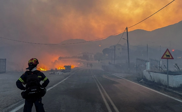  “กรีซ” ประกาศภาวะฉุกเฉิน เผชิญไฟป่าครั้งใหญ่ เข้าวันที่ 3 ยังคุมไม่ได้ ไฟลามเข้าชุมชน