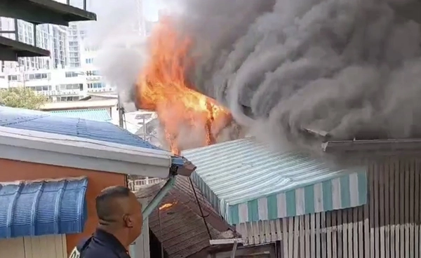 ไฟไหม้บ้านไม้ 5 หลัง ซอยประชาราษฎร์บำเพ็ญ 2 เสียหายหนัก ไร้เจ็บตาย