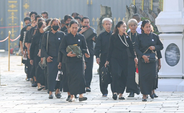 เช็กที่นี่ ช่วงเวลาที่เปิดให้ประชาชนเข้ากราบถวายบังคมพระบรมศพสมเด็จพระพันปีหลวง 