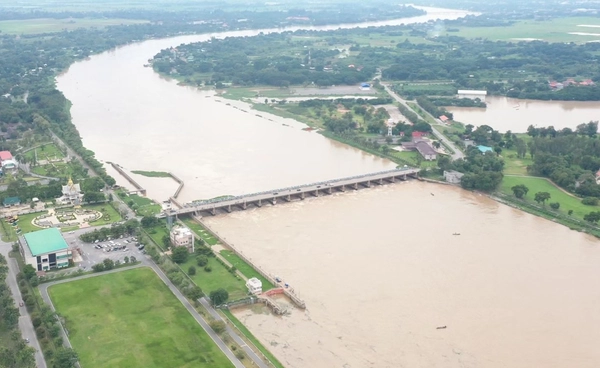 เตือน 11 จว.พื้นที่ริมน้ำเจ้าพระยาเฝ้าระวังใกล้ชิด หลังเขื่อนเพิ่มระบายน้ำ  2,700 ลบ.ม./วิ
