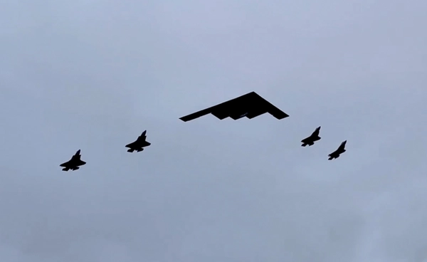 กองทัพอากาศสหรัฐฯ ส่งเครื่องบิน F-35 และ B-2 บินเหนือพิธีต้อนรับประธานาธิบดีปูติน