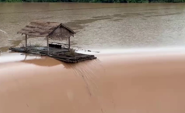 “เลย” ฝนตกหนัก อ่างเก็บน้ำล้นสปิลเวย์ น้ำป่าหลากท่วม-ถนนตัดขาด