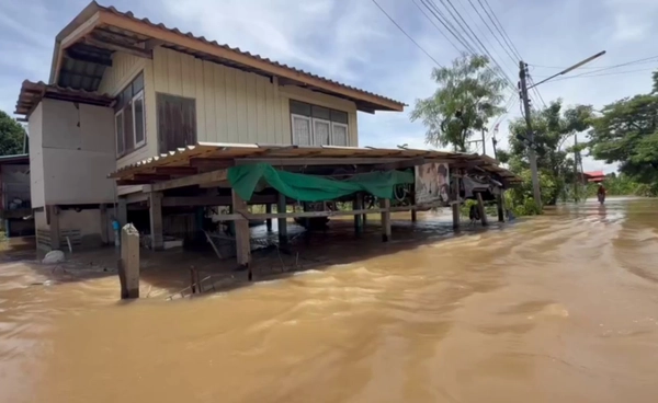 ชาวบ้าน "อ.บางบาล” ทุกข์หนัก น้ำท่วมสูง-กระแสน้ำแรง