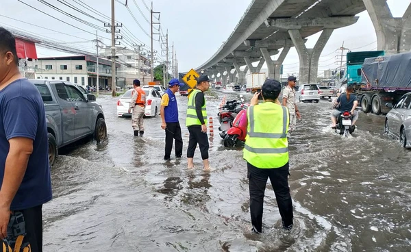 ฝนตกหนัก! น้ำท่วม "ถนนพระราม 2" จราจรติดขัด รถเสียหลายคัน