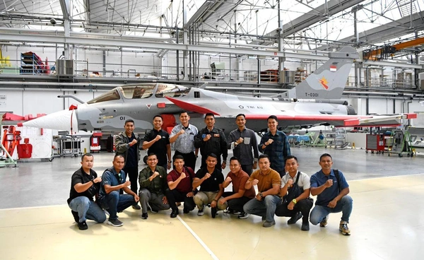 อินโดนีเซียเผยภาพเครื่องบินขับไล่ Rafale ลำแรก ประกอบเสร็จแล้วในฝรั่งเศส จากที่สั่งซื้อทั้งหมด 42 ลำ 