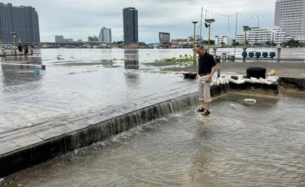 "ปลอดประสพ" สรุปเรื่องน้ำ 8 ข้อ เตือนอีก 15 วันน้ำถึงกรุงเทพฯ  ชี้ชาวบ้านเดือดร้อนราวกับอยู่ในสงคราม