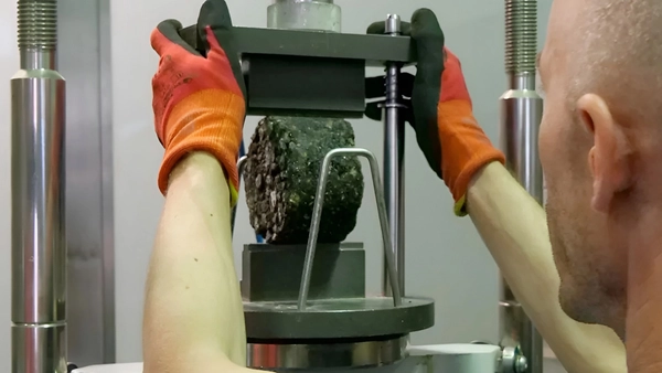 จีน  สเปน  อิตาลี รีไซเคิล “ก้นบุหรี่ไฟฟ้า” เสริมแกร่งให้ “ถนน” ยางมะตอย