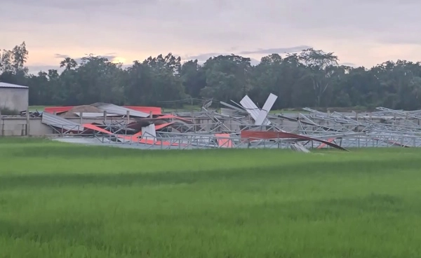 พายุพัดถล่ม “อุทัยธานี” บ้านพังเสียหายหลายหลัง   