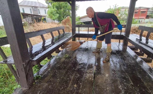 "ขวัญใจชาวบ้าน" ลุงจิตอาสา ตัดหญ้าล้างมูลนกศาลาริมทางฟรี  | เรื่องดีดีทั่วไทย | 16-12-68