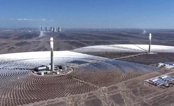 จีนเดินเครื่องโรงไฟฟ้าพลังแสงอาทิตย์หอคอยคู่ กำลังผลิต 100,000 กิโลวัตต์