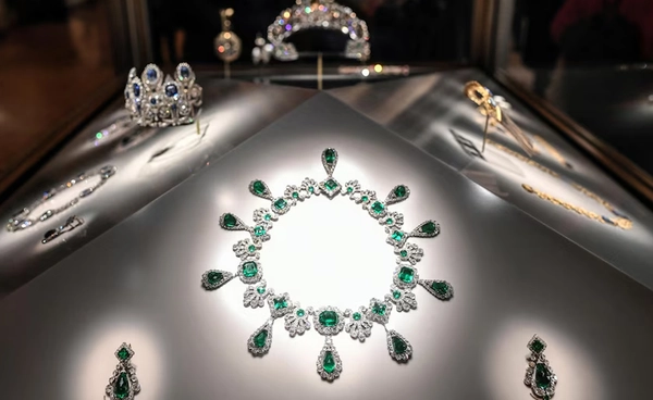 8 เครื่องประดับที่ถูกขโมยจากพิพิธภัณฑ์ลูฟวร์ มีอะไรบ้าง ?