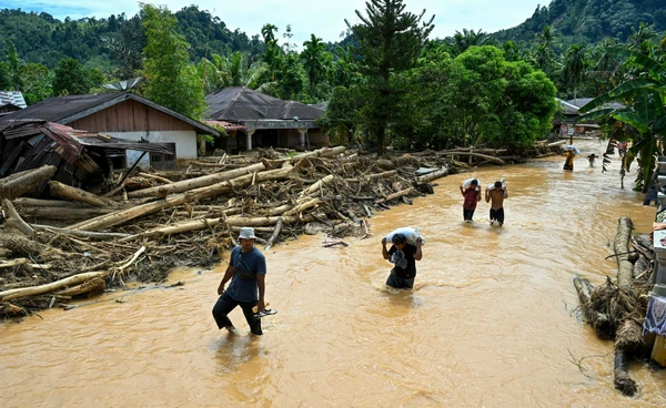 น้ำท่วมใหญ่เอเชียคร่าชีวิตกว่า 1,300 คนใน 4 ประเทศ ท่ามกลางปัญหาขาดแคลนอาหาร