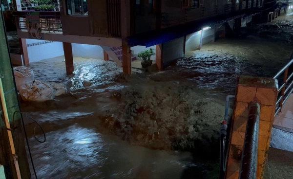 ฝนตกหนัก น้ำทะลักท่วม “แม่สาย” ชาวบ้านขนของหนีน้ำกลางดึก