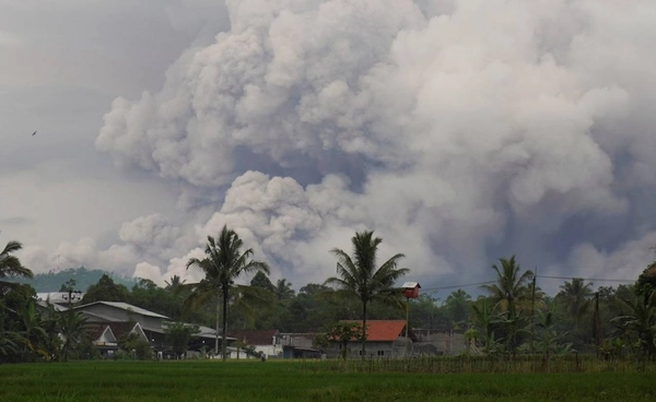 ภูเขาไฟ “อินโดนีเซีย” ปะทุ 10 ครั้งในวันเดียว ทางการประกาศเตือนภัยสูงสุด 