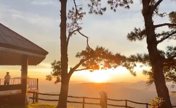 แสงแรกบนภูเรือ ช่วงปลายฝนต้นหนาว