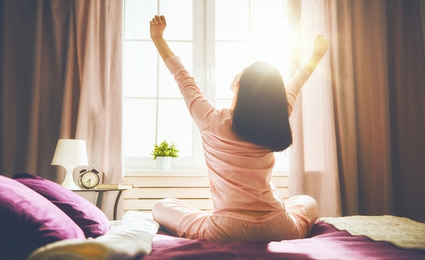 เคล็ดลับการตื่นนอนให้สดชื่น แม้จะนอนไม่พอ "นอนดึกก็สดชื่นได้" ด้วยกฎ 90 นาที