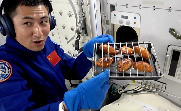 "นักบินอวกาศจีน" โชว์ทำ "ไก่ย่าง" บนสถานีอวกาศ ฉลองเตาอบใหม่ อร่อยล้ำนอกโลก !