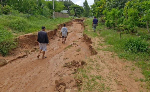 “อ.พิมาย” น้ำป่าเซาะถนน หลุมลึกกว่า 2 เมตร ยาว200 เมตร