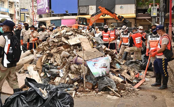 ลุยภารกิจฟื้นฟู “หาดใหญ่โซน 3” เก็บขยะสะสมกว่า 1 หมื่นตัน