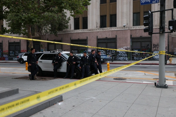 คนร้ายขับรถชนฝูงชนในลอสแอนเจลิส บาดเจ็บอย่างน้อย 20 คน