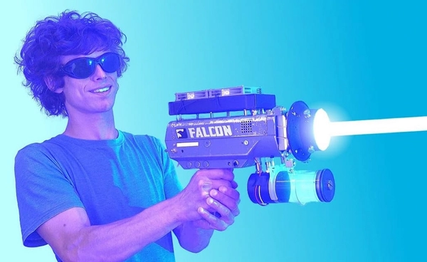 ยูทูปเบอร์นักประดิษฐ์ สร้าง “เลเซอร์พกพา” ความแรง 50,000 เท่า !!